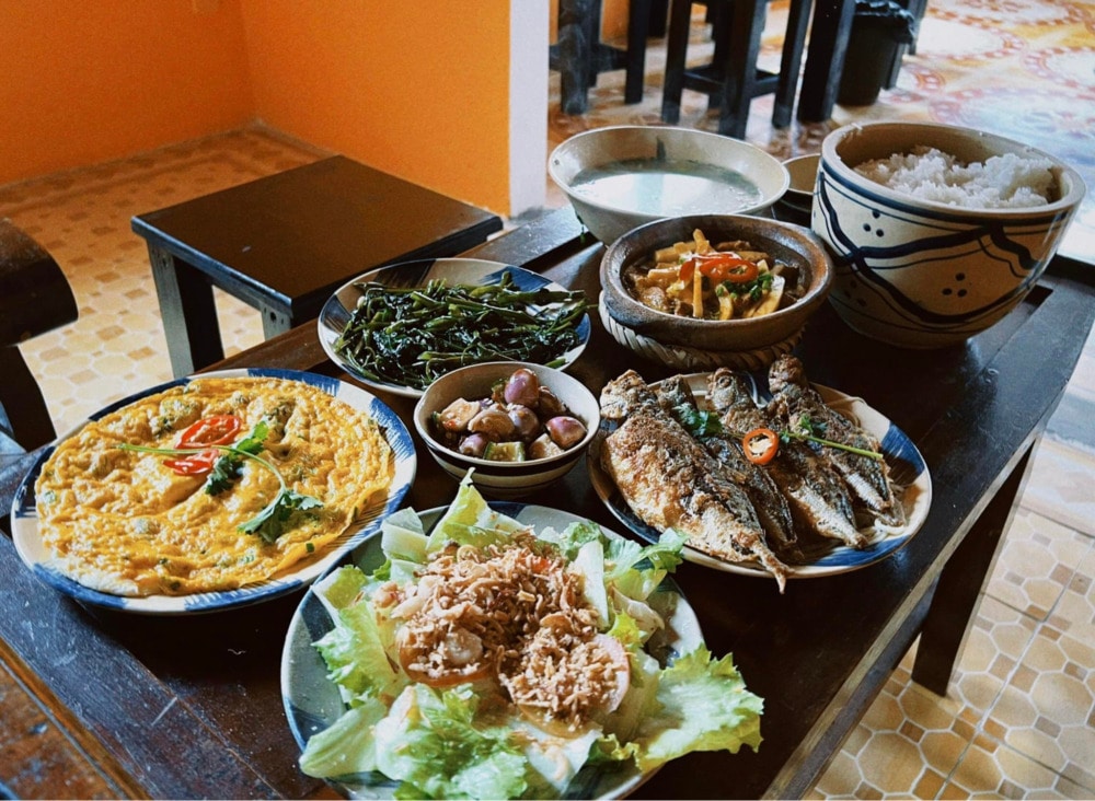 Quán đem đến những bữa cơm gia đình đúng nghĩa với thực đơn các món mặn, xào, canh, rau được thay đổi hàng ngày